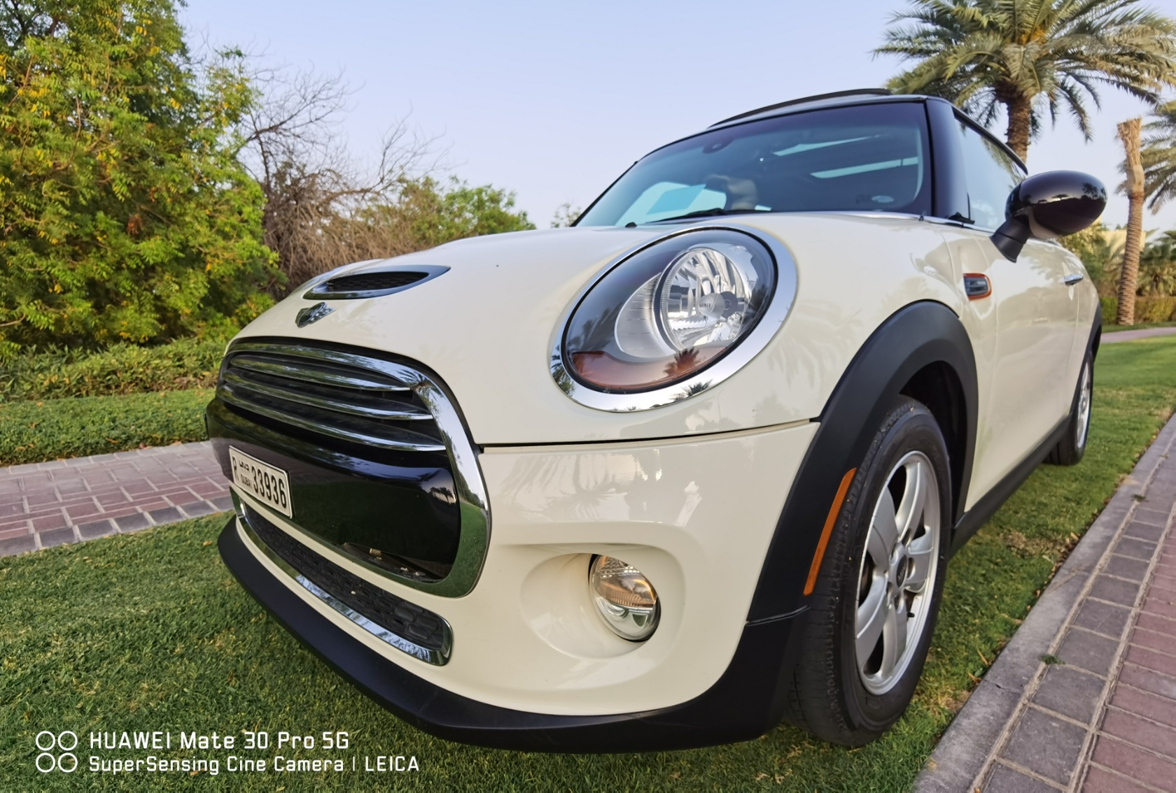 2014 MINI Cooper in Dubai, United Arab Emirates | Mini Cooper, 2014, белый  и черный цвета. 1,5 л Twin turbo, пробег 63 100 км. Машина в идеальном  состоянии, не битая, не покрашенная,