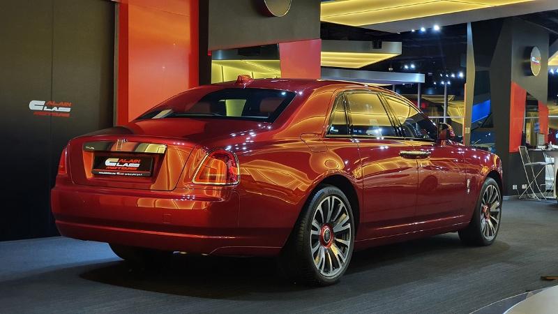 RollsRoyces Private Office in Dubai Unveils Its First Masterpiece A  Bespoke Ghost EWB  autoevolution