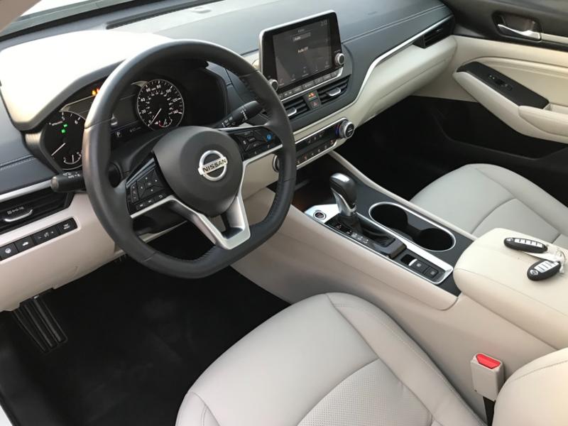 2019 nissan altima white interior