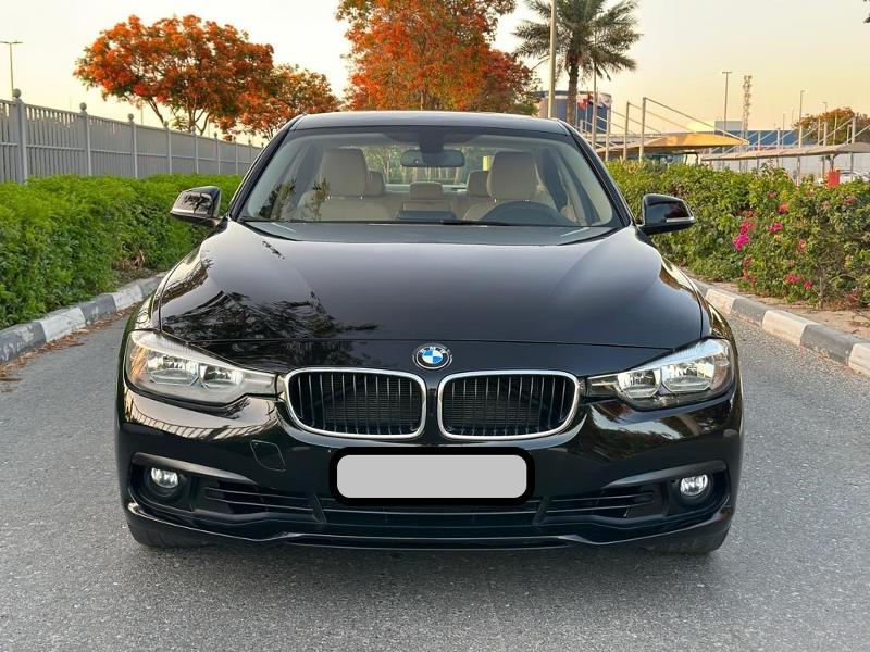  2017 BMW Serie 3 en Dubái, Emiratos Árabes Unidos |  2017 BMW 320i Ejecutivo GCC (Negro)
